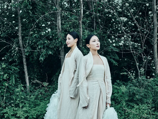 국립창극단 신작 '만신 : 페이퍼 샤먼' 콘셉트 사진 주인공 '실' 역 김우정, 박경민. 사진 국립극장