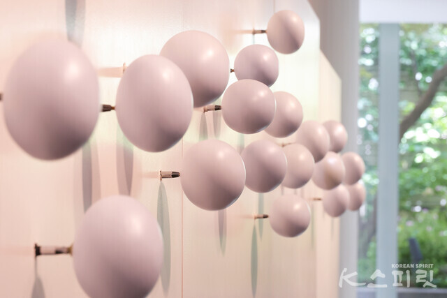 ​본성의 여정, 2024, 551x91cm, Mixed Media [사진 김경아 기자]