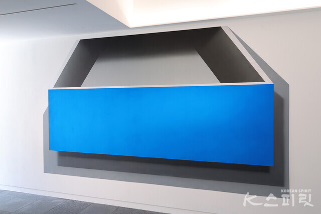 ​In out 과 out put, 2024, 190x320cm, Wall Painting with Pigment [사진 김경아 기자]