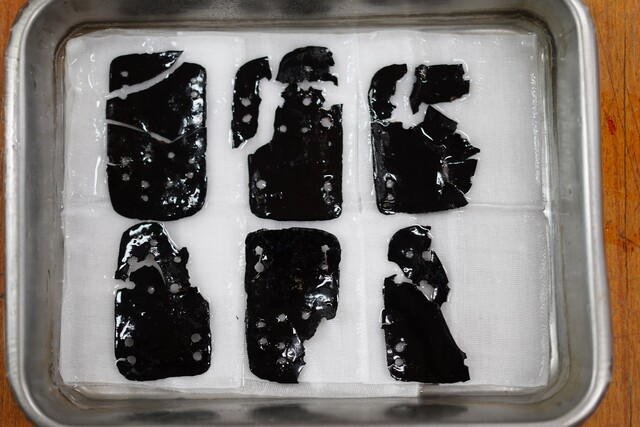 옻칠된 가죽을 연결하여 만든 칠피갑옷 조각. 공주 공산성, 부여 관북리 유적 등 왕궁터에서 세번째 발견된 것이다. 사진 국가유산청.