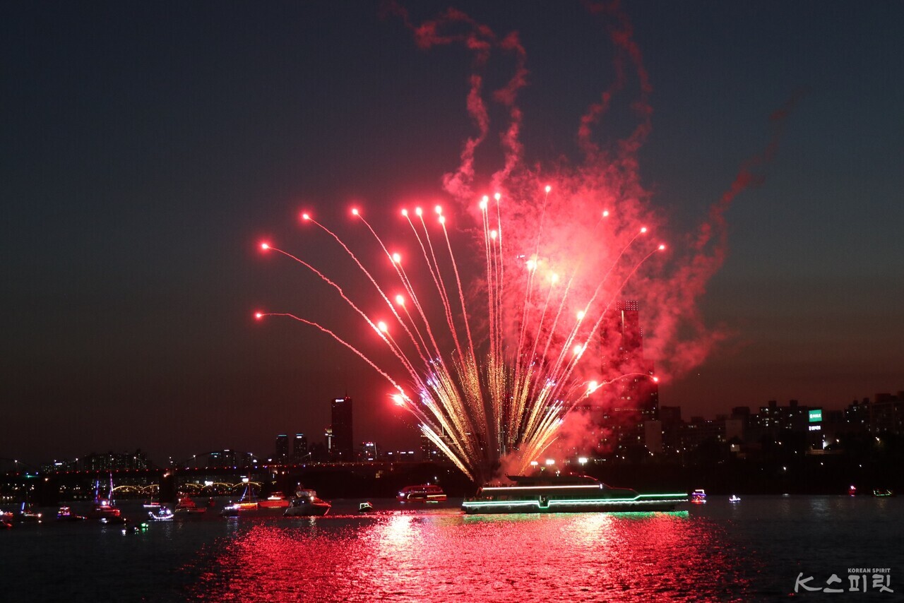 2일 오후 8시 15분 반포한강공원 세빛섬에서 '2024 한강보트퍼레이드'의 출발을 알리는 불꽃놀이가 시작되었다. 사진 강나리 기자.