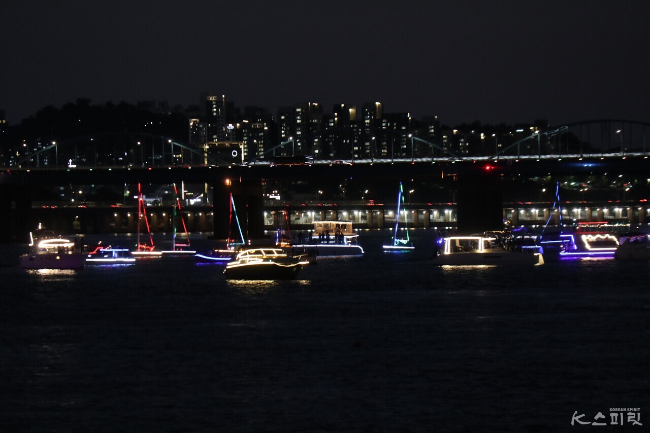 '2024 한강 보트 퍼레이드'에 참가한 배들이 형형색색 불빛을 뽐냈다. 사진 강나리 기자.