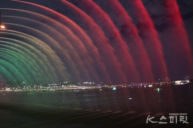 한강 잠수교 상단에서 뿜어져 나오는 무지개 분수. 사진 강나리 기자.