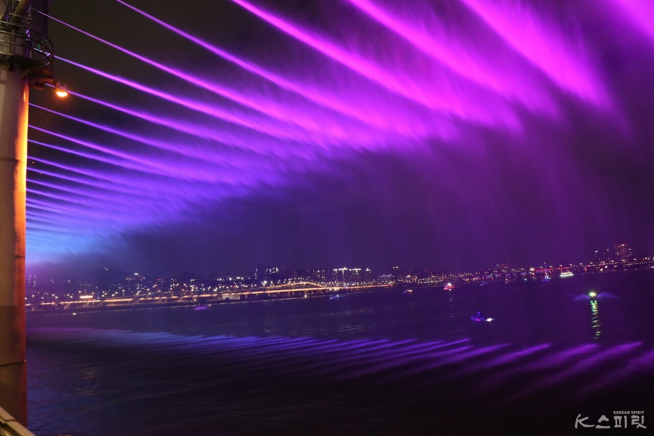 빛의 향연이 펼쳐지는  잠수교 무지개 분수. 사진 강나리 기자.