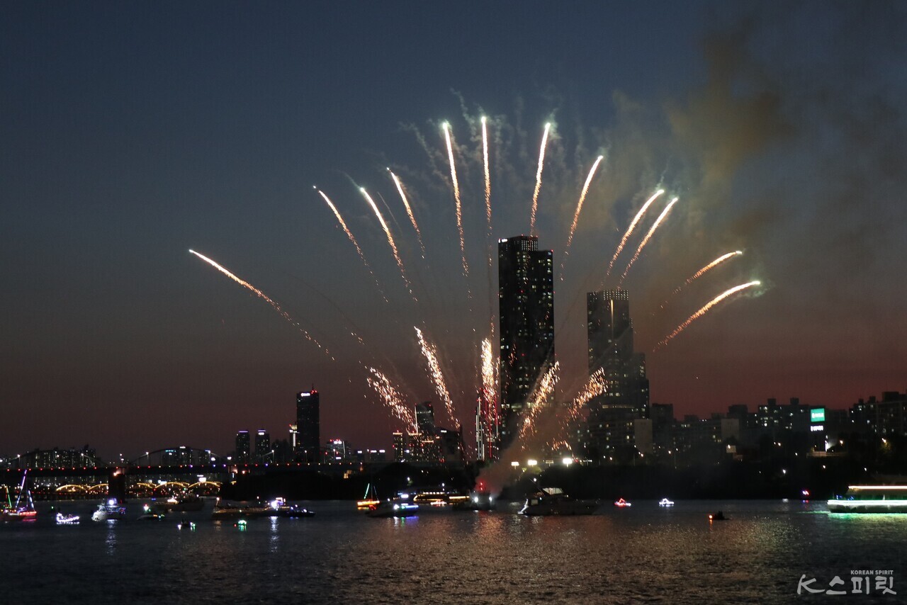 한강 보트 퍼레이드의 출발 신호탄 불꽃쇼. 사진 강나리 기자.