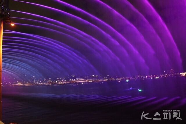 빛으로 물든 한강. 사진 강나리 기자.