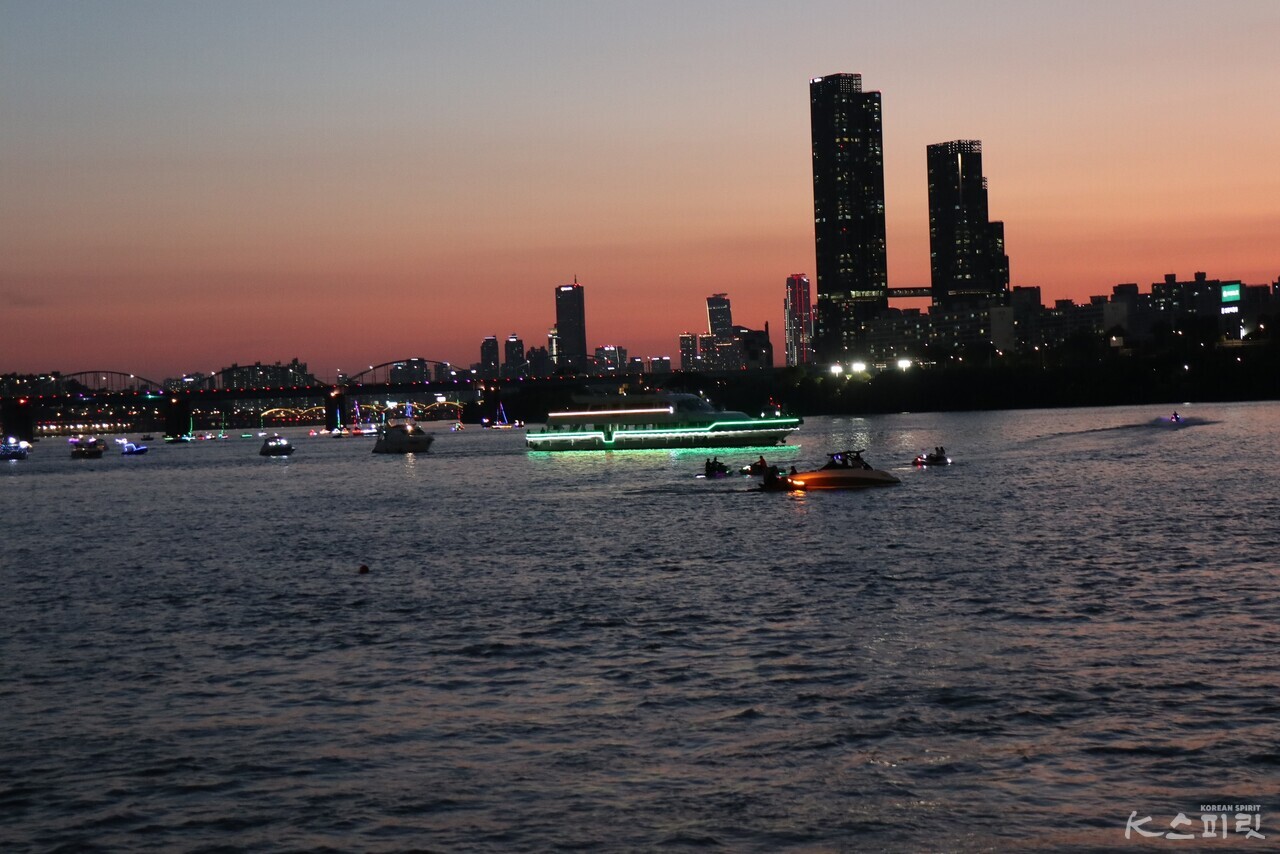 노을로 물든 한강변에 등장한 대장선. 사진 강나리 기자.