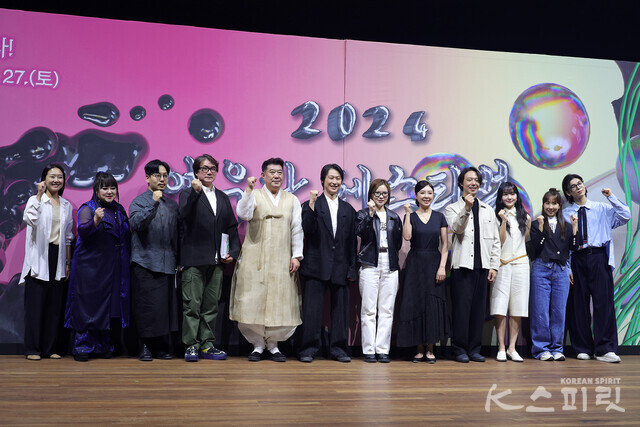 2024 여우락 출연진의 기자간담회 후 기념촬영 [사진 김경아 기자]