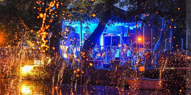 경남 함안군 함안천 인근 무진정에서 열리는 불꽃비 '낙화놀이'. 사진 함안군.