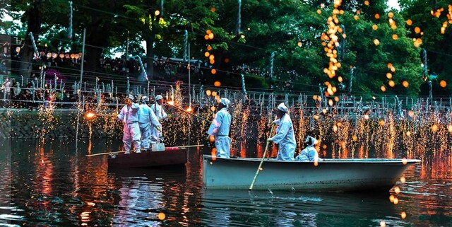 불꽃비 '낙화놀이'를 위해 낙화봉에 불을 붙이는 모습. 사진 함안군.