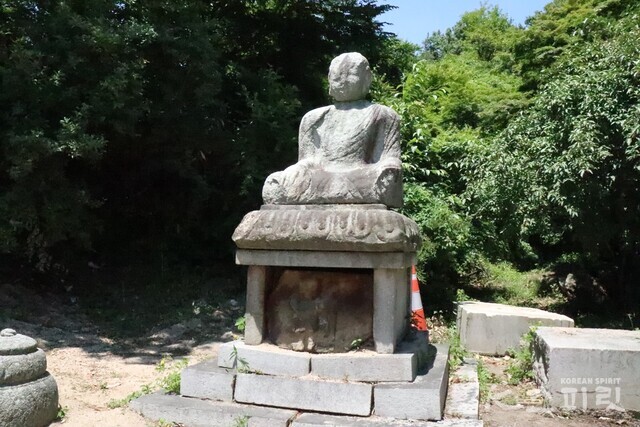 간송미술관 마당의 불상. 사진 강나리 기자.