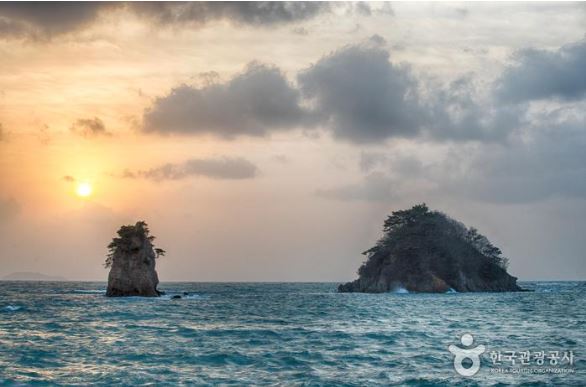 찬란한 일몰 촬영지로 유명한 꽃지해수욕장은 금슬좋은 부부의 슬픈 전설이 깃든 할매바위, 할아비 바위가 있다. 사진 한국관광공사.