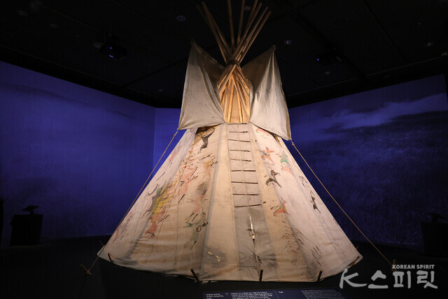 대평원 원주민 부족의 보금자리 '티피', 미네콘주 라코타족의 스탠딩 베어(1859-1934)가 만든 것으로 추정, 사우스다코타주, 1880년경, 캔버스에 안료, 원주민 미술 수집 기금, 1963.271 [사진 김경아 기자]