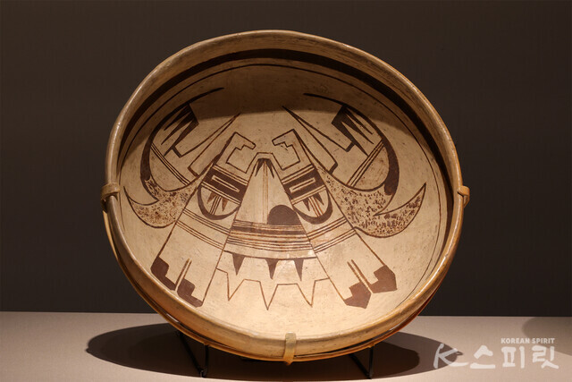 '대접', 호피테와족의 남페요(1860-1942), 애리조나주 퍼스트 메사, 하노, 1912-1915년, 토기에 채색, C.W. 더글러스 기증, 1935.418 [사진 김경아 기자]
