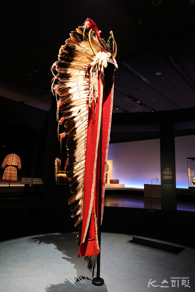 존경의 상징인 '독수리 깃털 머리 장식', 네즈퍼스족, 아이다호주, 1860-1890년대, 깃털, 구슬, 방울, 족제비털, 가죽, 뿔, 덴버박물관 L. 드루와 루스 백스 컬렉션, 1985.251 [사진 김경아 기자]