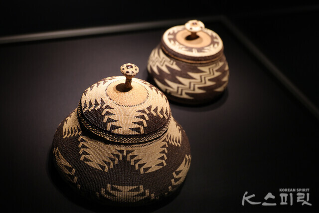 원주민의 전통을 잇는 '바구니', 위야트족과 커러크족의 엘자베스 히콕스 (1872-1947), 캘리포니아주 북부, 1900년대 초, 순 식물 섬유, 염색 식물 섬유, 원주민 미술 수집 기금, 1946.394A-B / 1914년경, 식물 섬유, 호저 가시, 원주민 미술 수집 기금, 1950.249A-B [사진 김경아 기자]