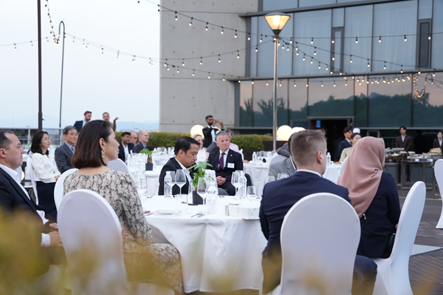한국학중앙연구원이 100회를 맞이한 ‘소키에스타 코리아나 강연회’ 기념행사에서 각국 대사와 외교관 들이 국악 공연을 즐기고 있다. 사진 한국학중앙연구원