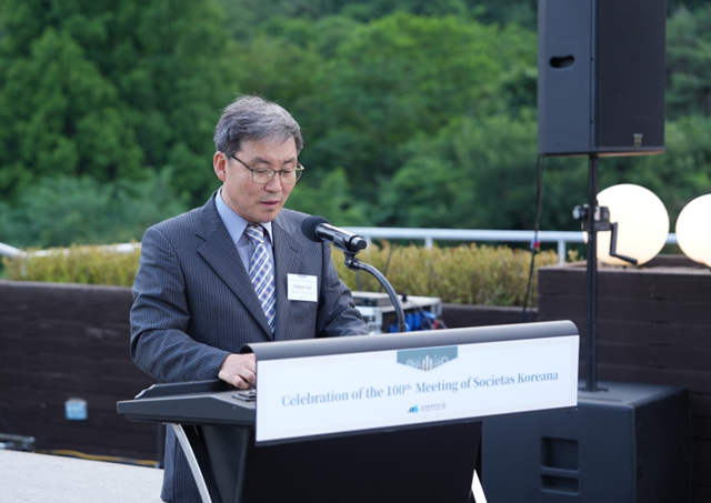 한국학중앙연구원이 개최한 ‘소키에스타 코리아나 강연회’ 100회 기념행사에서 한국학중앙연구원 임치균 원장 직무대행이 축사를 하고 있다. 사진 한국학중앙연구원