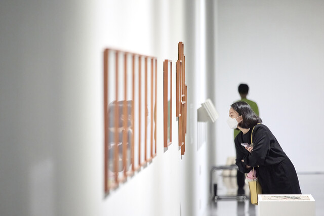 《2022부산비엔날레》관람 장면 [사진 제공 (사)부산비엔날레조직위원회]