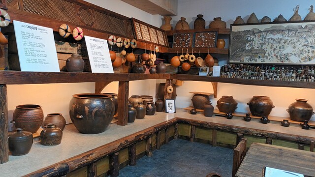 샘물을 담아 나르던 물동이와 씨간장독. 사진 비움박물관.