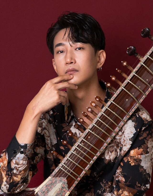 인도 전통 현악기 ‘시타르’ 연주자 한샘바위. 이미지 국립아시아문화전당.