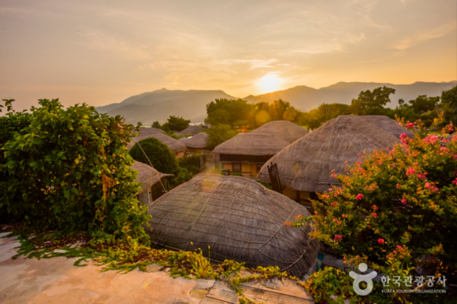 반려견과 성곽길을 걸을 수 있는 순천 낙안읍성. 사진 한국관광공사.