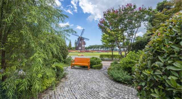 순천만국가정원은 반려견 입장이 불가하나 국내 최초로 전문자격을 갖춘 직원이 상주해 무료로 맞춤형 서비스를 제공하는 반려견 돌봄서비스를 제공한다. 사진 두근두근 순천여행 누리집 갈무리.