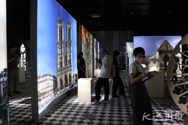 대중 공개 첫날인 지난 2일 특별전을 찾은 내외국인들. 사진 강나리 기자.