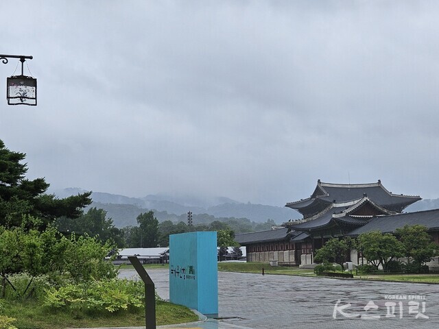 특별전 개막 첫날 서울 전역에 호우주의보가 내렸다. 국립고궁박물관 앞. 사진 강나리 기자.