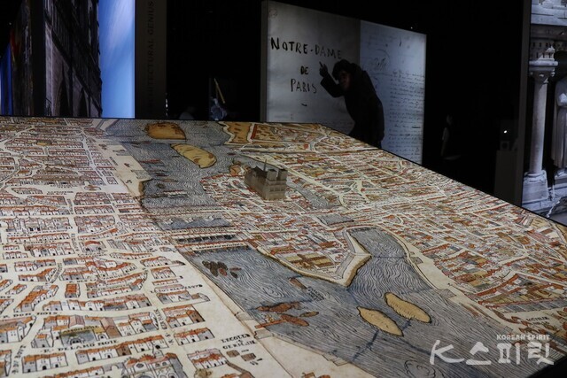 프랑스 파리의 중심, 세느강이 흐르는 시테섬 안에 자리잡은 노트르담대성당. 사진 강나리 기자.