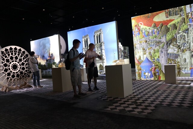 보물찾기를 하듯 22개 포인트에서 히스토패드 솔루션이 적용된 태블릿 PC로 대성당의 역사적 순간을 체험하는 관람객들. 사진 강나리 기자.