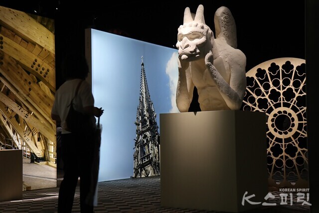 관람객이 현장감을 느낄 수 있도록 실물크기로 전시된 키메라상. 사진 강나리 기자.