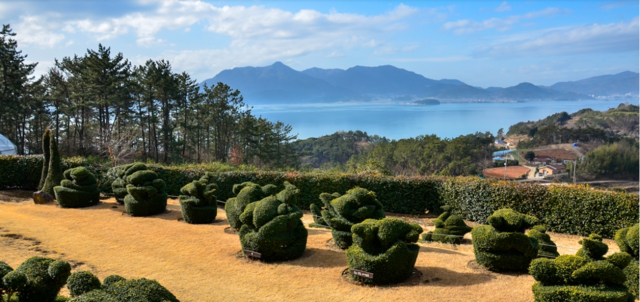 바다를 품고 700여점 토피어리 작품이 있는 경남 '남해 토피아랜드'. 사진 남해토피아랜드 누리집 갈무리.