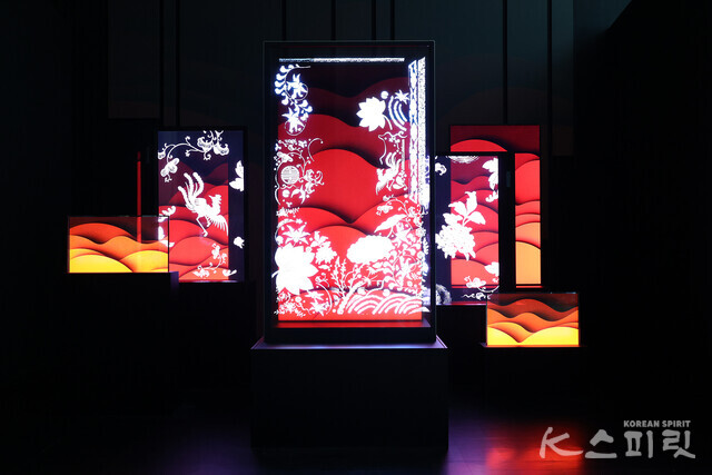 삼국삼색, 9채널 영상, 프로젝션 매핑, 한국・일본・중국 고유의 칠공예품의 제작 기법과 재료의 물성을 상징적으로 재해석한 미디어아트 국립중앙박물관 [사진 김경아 기자]