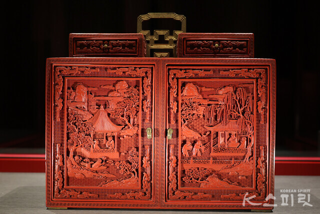 조칠 산수, 인물무늬 운반 상자, 중국 청淸, 건륭 시기(재위 1735~1796), 중국 국가박물관 [사진 김경아 기자]