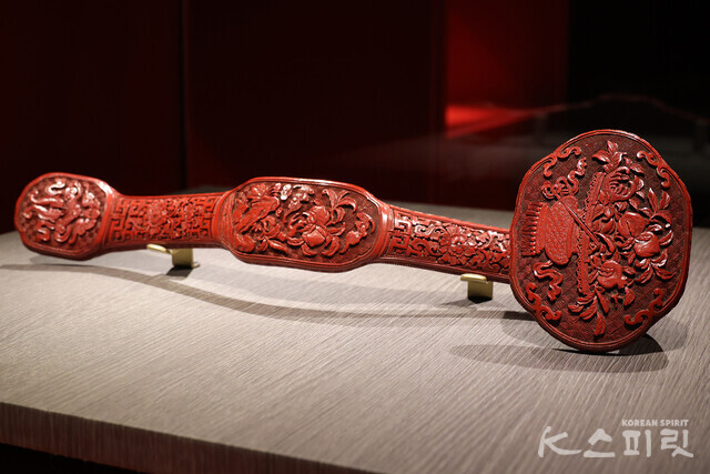 조칠 꽃바구니무늬 황실 의식용 도구(여의), 중국 청淸 17~20세기, 중국 국가박물관 [사진 김경아 기자]