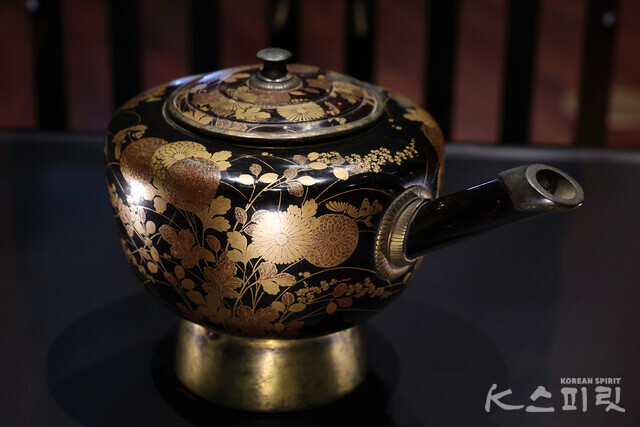 마키에 칠 가을 풀꽃무늬 물부리 그릇, 일본 아즈치 모모야마~에도 시대, 16~17세기, 일본 도쿄국립박물관 [사진 김경아 기자]