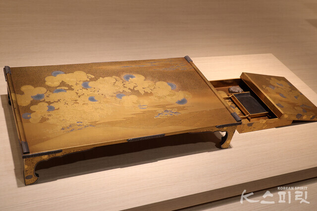 마키에 칠 국화, 물가무늬 책상과 벼루상자, 일본 에도 시대, 19세기, 일본 도쿄국립박물관 [사진 김경아 기자]