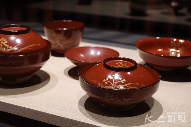 마키에 칠 미나리 무늬 식기, 일본 아즈치 모모야마 시대, 16세기, 일본 도쿄국립박물관 [사진 김경아 기자]