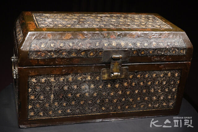 나전 칠 모란, 넝쿨무늬 경전 상자, 고려 13~14세기, 국립중앙박물관, 보물 [사진 김경아 기자]