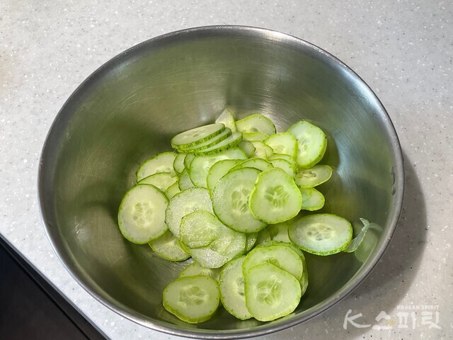 꼬들꼬들 오이 들깨무침 레시피1. 사진 백연지 시민기자.