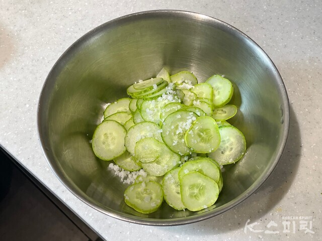 꼬들꼬들 오이 들깨무침 레시피2. 사진 백연지 시민기자.