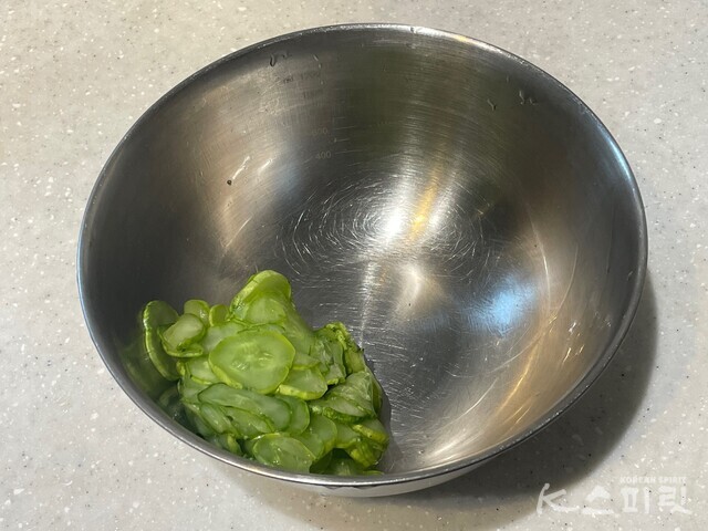 꼬들꼬들 오이 들깨무침 레시피3. 사진 백연지 시민기자.