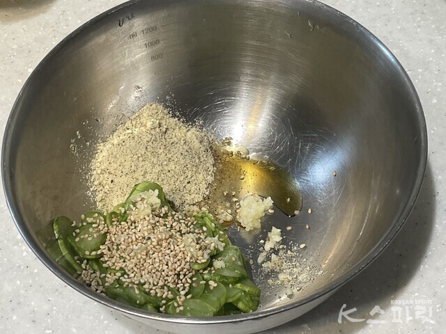 꼬들꼬들 오이 들깨무침 레시피4. 사진 백연지 시민기자.