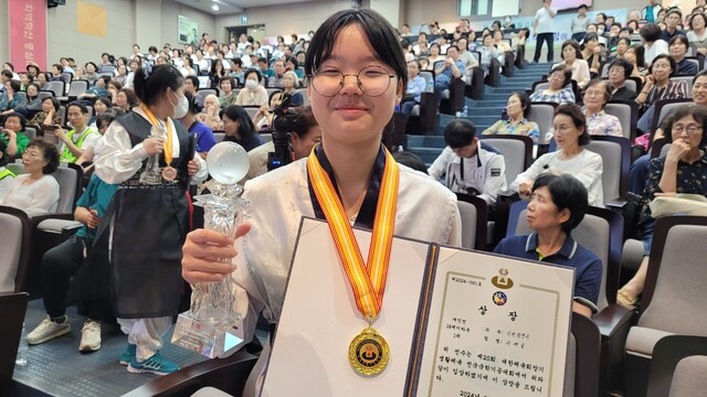 우승 소감을 밝히는 18세이하부 개인전 1위 신예슬 선수. 사진 대한국학기공협회.