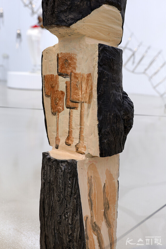 김윤신, 노래하는 나무 2024-6, 2024, 알루미늄, 아크릴, 114x23x24cm (부분 이미지) [사진 김경아 기자]