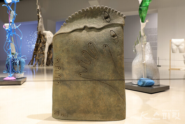 박윤자, 위에서 아래로, 1989, 세라믹, 80x53x20cm [사진 김경아 기자]