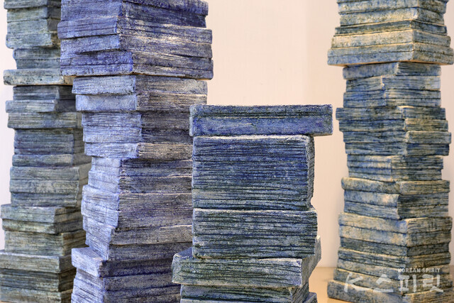 한애규, 책탑, 2023, 세라믹, (부분 이미지) [사진 김경아 기자]