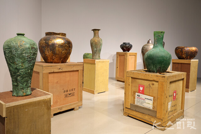 신미경, 화석화된 시간, 2018, 비누, 바니쉬, 동박(은박), 향료 [사진 김경아 기자]