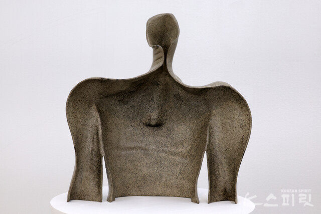 ​김태연, 말린 어깨, 2023, 청동, 은분, 폴리스티렌폼, 132x45x45cm [사진 김경아 기자]